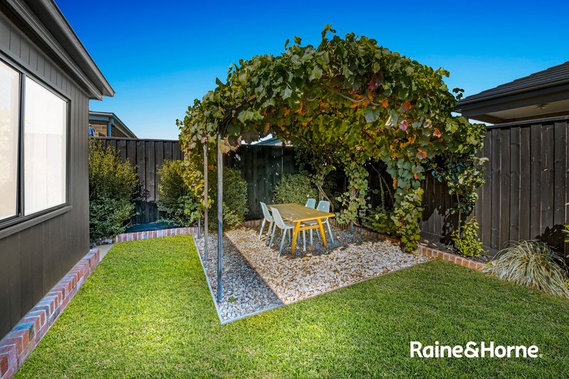 Photo - 17 Flanagan Crescent, Cranbourne South VIC 3977 - Image 16