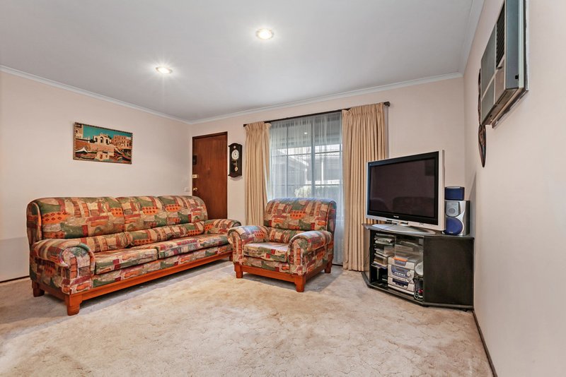 Photo - 17 Foxzami Crescent, Epping VIC 3076 - Image 5