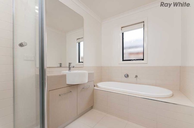 Photo - 17 Giverny Close, Burnside Heights VIC 3023 - Image 6