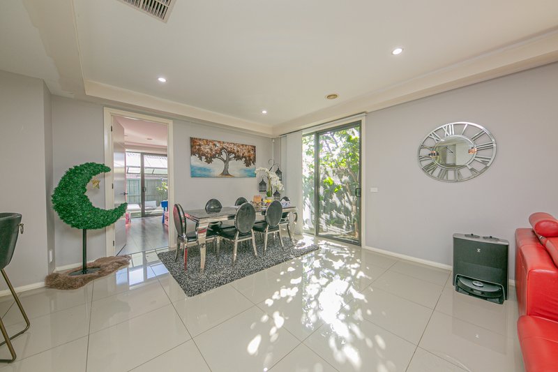 Photo - 17 Gledhill Street, Narre Warren South VIC 3805 - Image 4