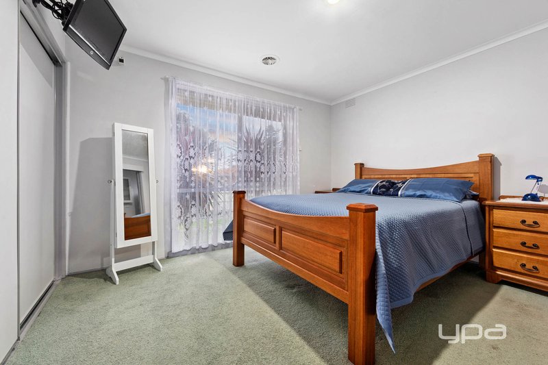 Photo - 17 Glenmaggie Drive, St Albans VIC 3021 - Image 8