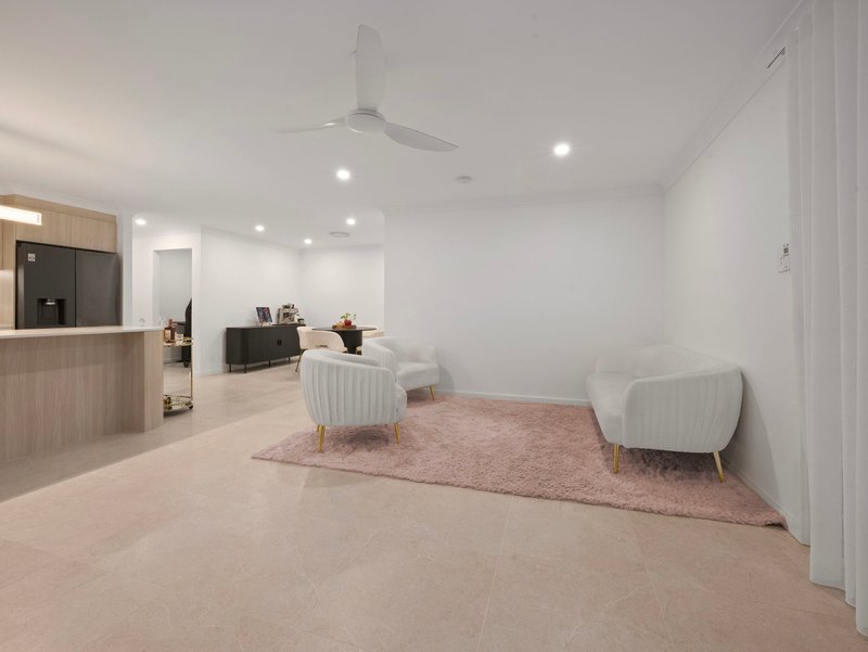 Photo - 17 Greenlink Street, Deebing Heights QLD 4306 - Image 12