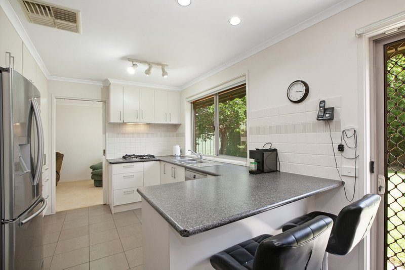 Photo - 17 Grenda Drive, Mill Park VIC 3082 - Image 3