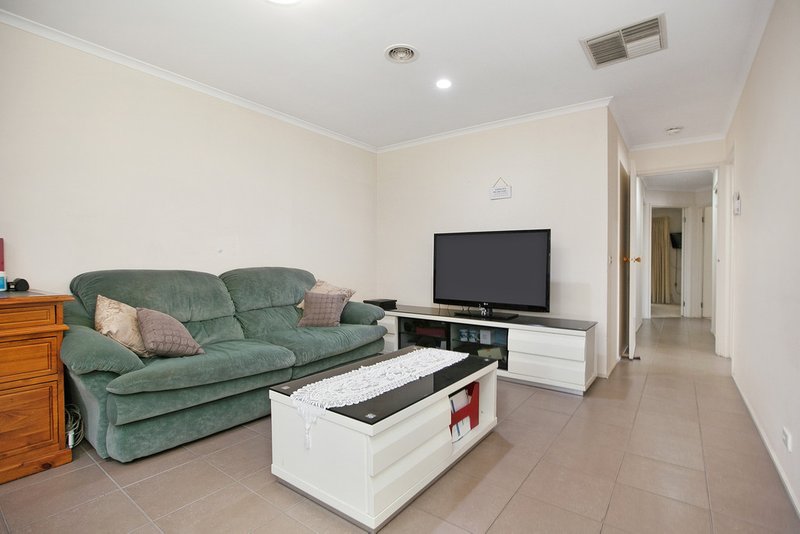 Photo - 17 Grenda Drive, Mill Park VIC 3082 - Image 4