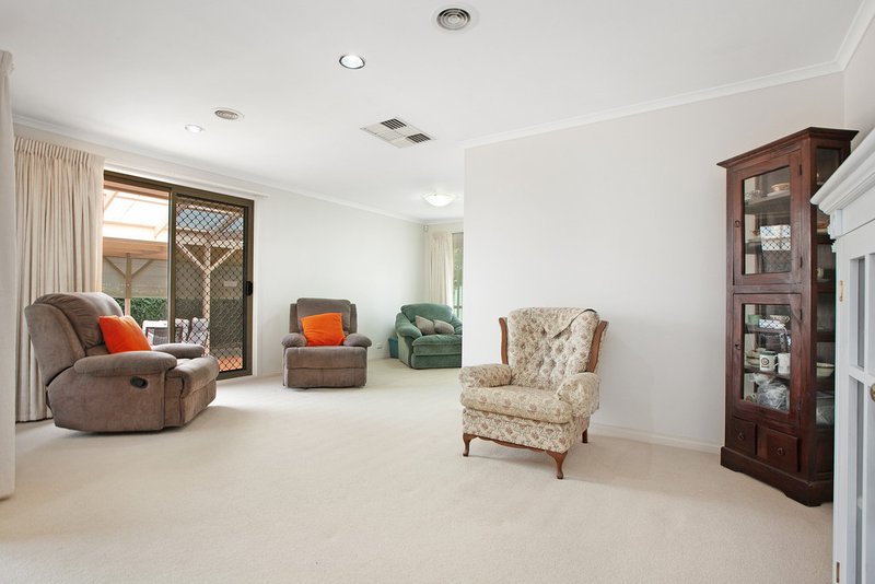 Photo - 17 Grenda Drive, Mill Park VIC 3082 - Image 5