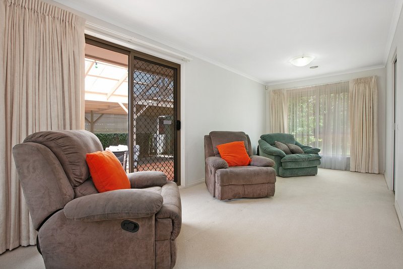 Photo - 17 Grenda Drive, Mill Park VIC 3082 - Image 6