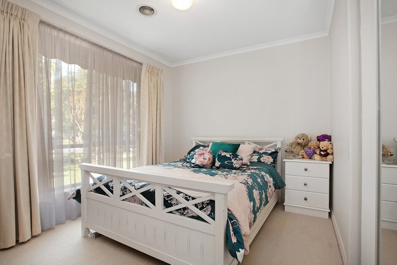 Photo - 17 Grenda Drive, Mill Park VIC 3082 - Image 7