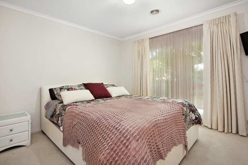 Photo - 17 Grenda Drive, Mill Park VIC 3082 - Image 8