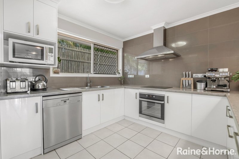 Photo - 17 Gretel Drive, Clinton QLD 4680 - Image 2