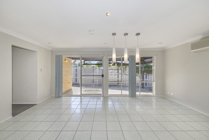 Photo - 17 Grevillea Place, Bridgeman Downs QLD 4035 - Image 3