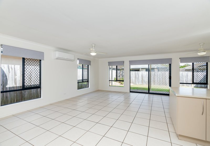 Photo - 17 Griffen Place, Crestmead QLD 4132 - Image 2