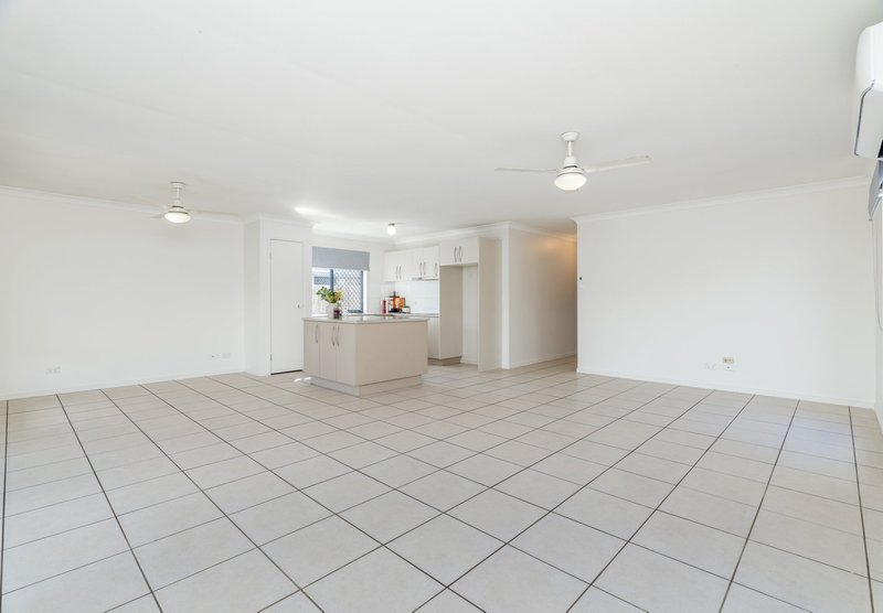 Photo - 17 Griffen Place, Crestmead QLD 4132 - Image 4