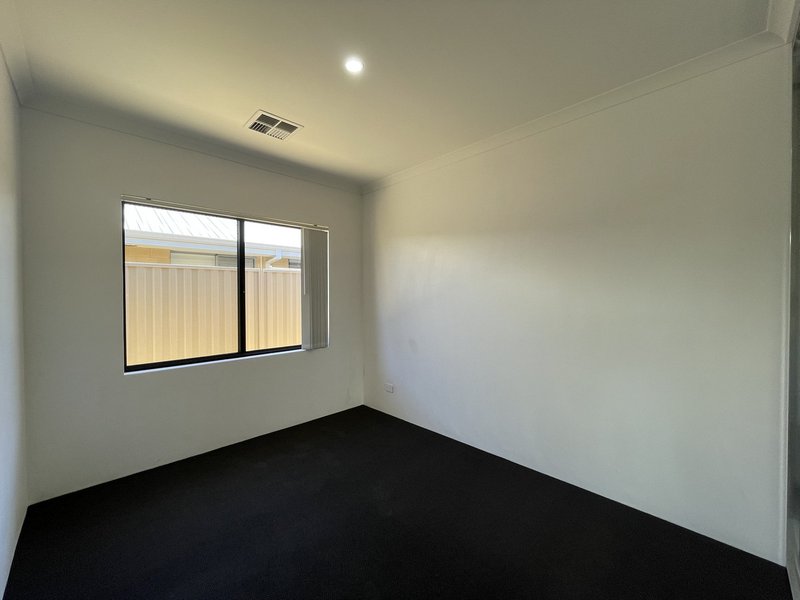 Photo - 17 Hartsholme Way, Baldivis WA 6171 - Image 8