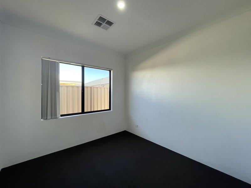 Photo - 17 Hartsholme Way, Baldivis WA 6171 - Image 10