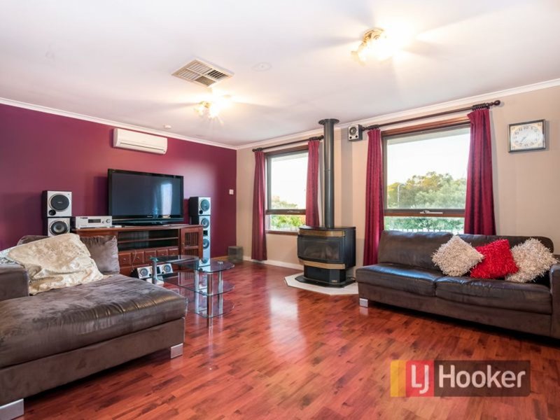 Photo - 17 Heatherdew Close, Endeavour Hills VIC 3802 - Image 3