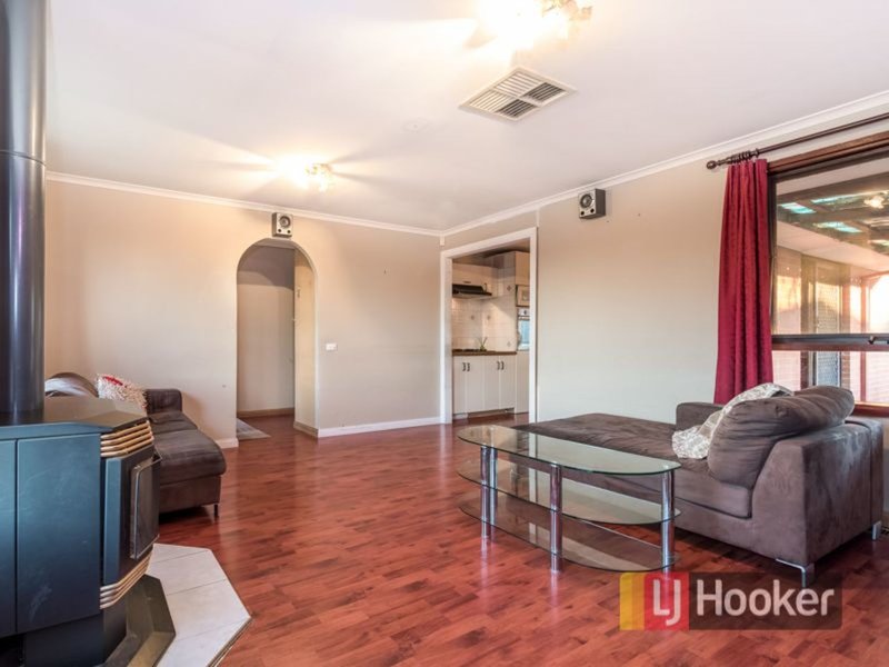 Photo - 17 Heatherdew Close, Endeavour Hills VIC 3802 - Image 4