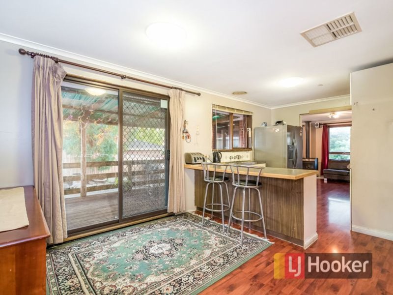 Photo - 17 Heatherdew Close, Endeavour Hills VIC 3802 - Image 5