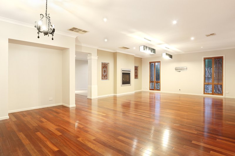 Photo - 17 Hemsley Promenade, Point Cook VIC 3030 - Image 4