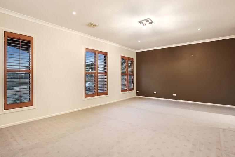 Photo - 17 Hemsley Promenade, Point Cook VIC 3030 - Image 11