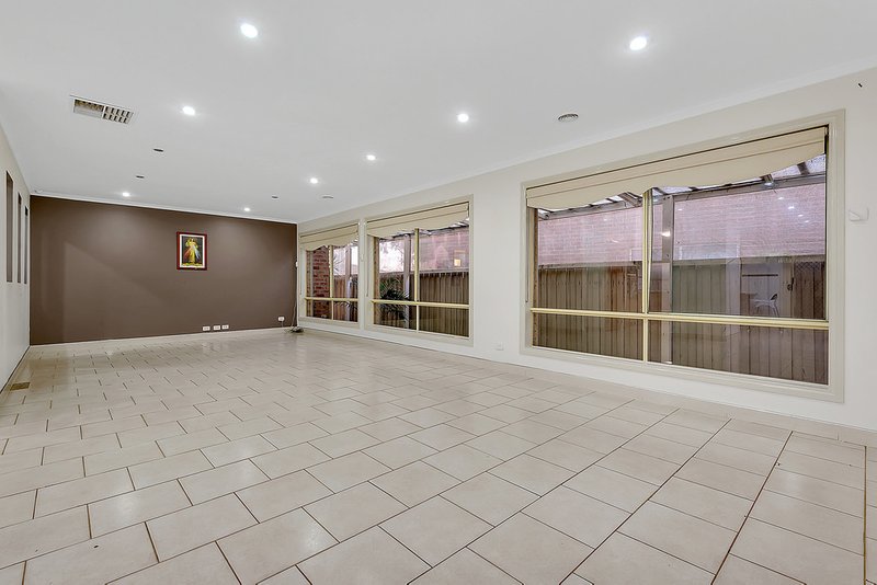 Photo - 17 Hemsworth Court, Roxburgh Park VIC 3064 - Image 6