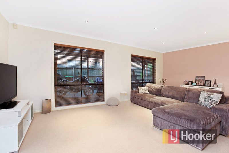 Photo - 17 Henry Lawson Drive, Lynbrook VIC 3975 - Image 6