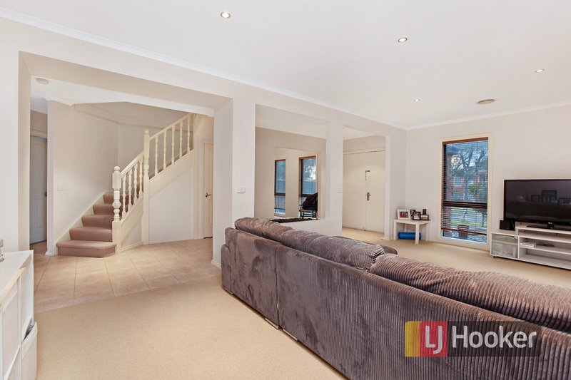 Photo - 17 Henry Lawson Drive, Lynbrook VIC 3975 - Image 7