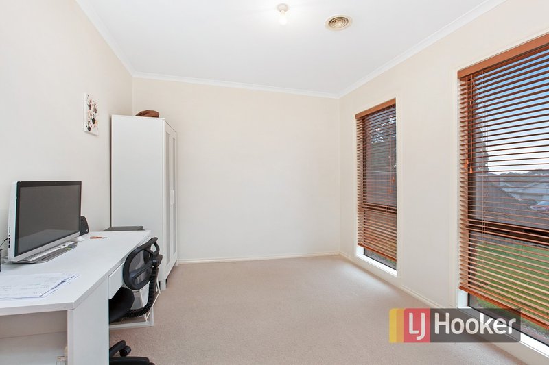 Photo - 17 Henry Lawson Drive, Lynbrook VIC 3975 - Image 9