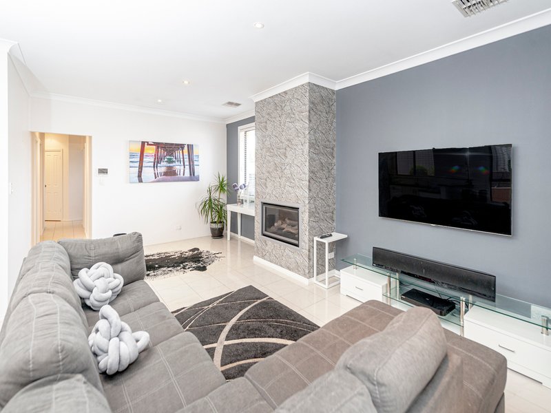 Photo - 17 Hertford Place, Noarlunga Downs SA 5168 - Image 3