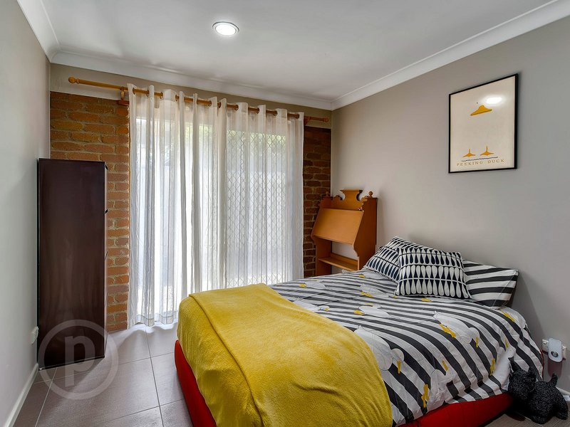 Photo - 17 Hillock Street, Coorparoo QLD 4151 - Image 8