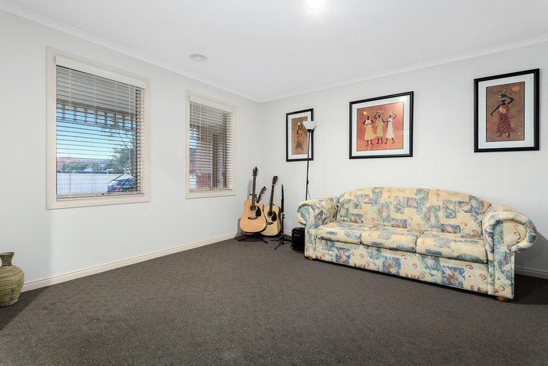 Photo - 17 Jacaranda Way, Pakenham VIC 3810 - Image 4