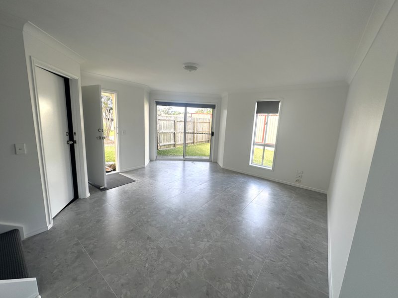 Photo - 1/7 Joshua Close, Arundel QLD 4214 - Image 2