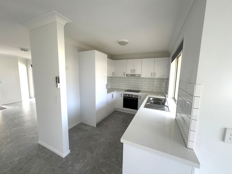 Photo - 1/7 Joshua Close, Arundel QLD 4214 - Image 3