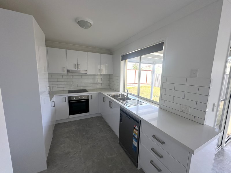 Photo - 1/7 Joshua Close, Arundel QLD 4214 - Image 4