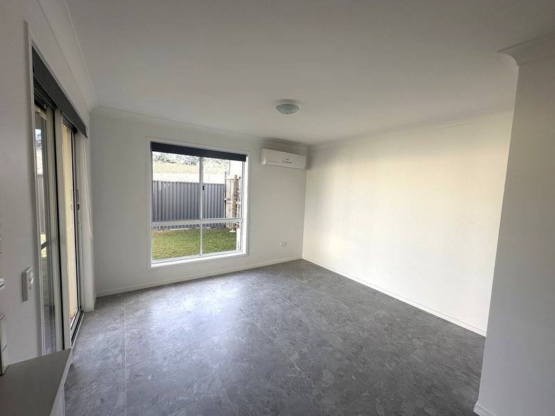 Photo - 1/7 Joshua Close, Arundel QLD 4214 - Image 5