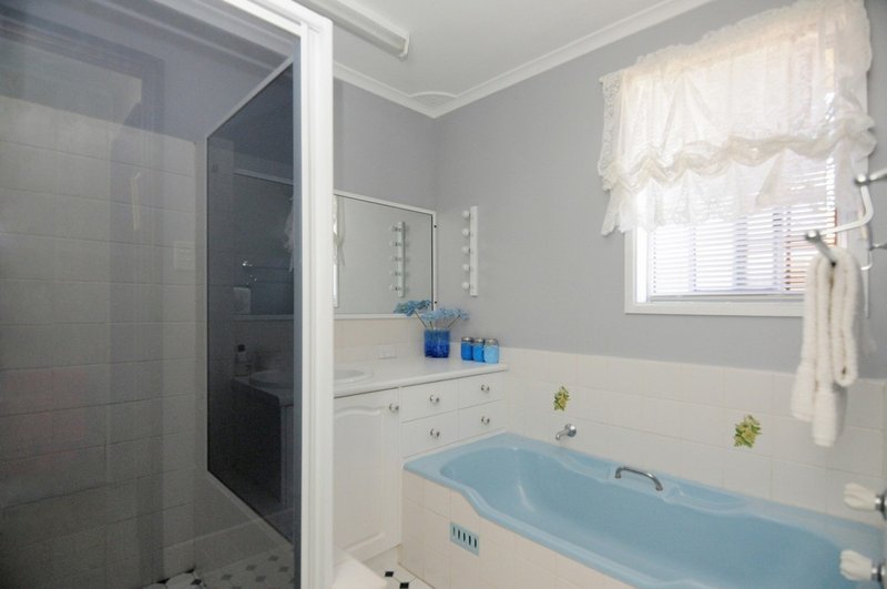 Photo - 17 Kahlua Crescent, Bomaderry NSW 2541 - Image 8