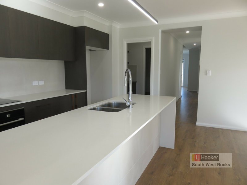 Photo - 17 Kalang Avenue, South West Rocks NSW 2431 - Image 3