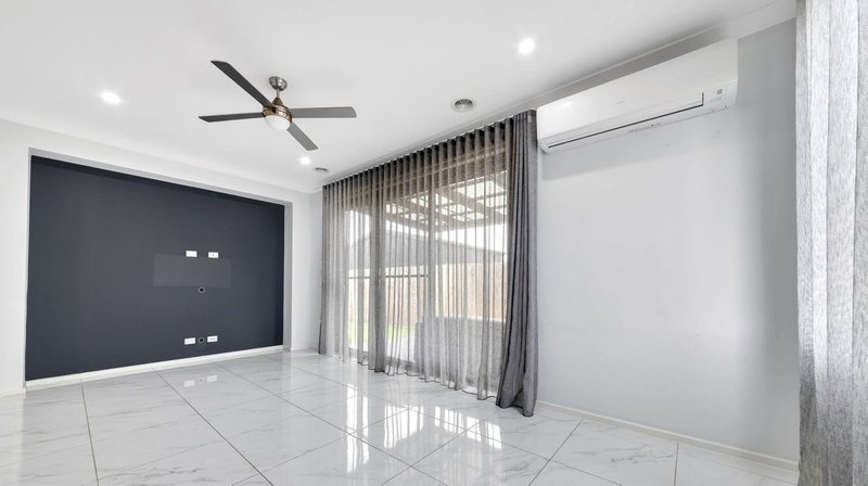Photo - 17 Kangaroo Crescent, Aintree VIC 3336 - Image 3