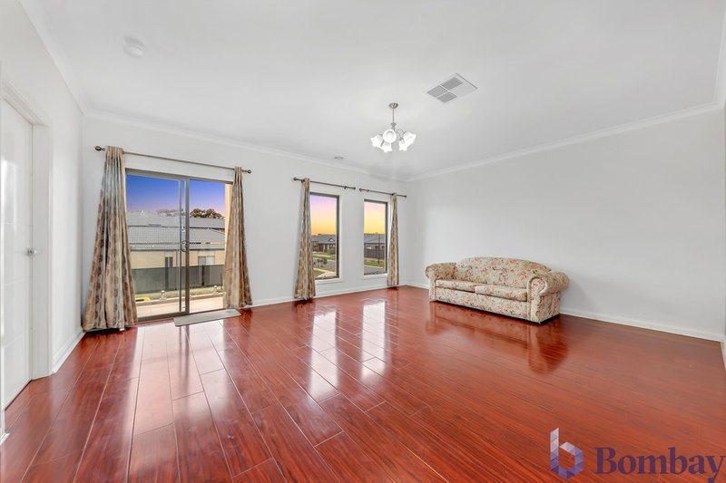 Photo - 17 Kangaroo Road, Craigieburn VIC 3064 - Image 13