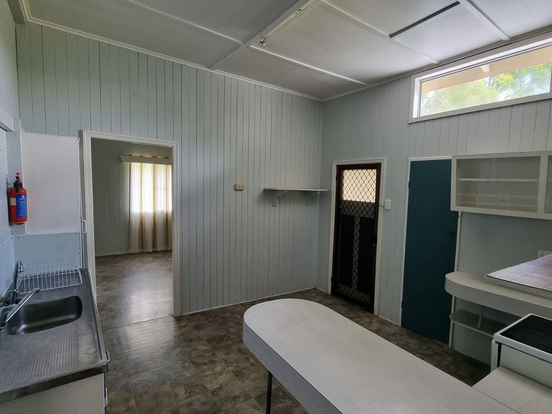 Photo - 17 Kelvin St , Monto QLD 4630 - Image 4