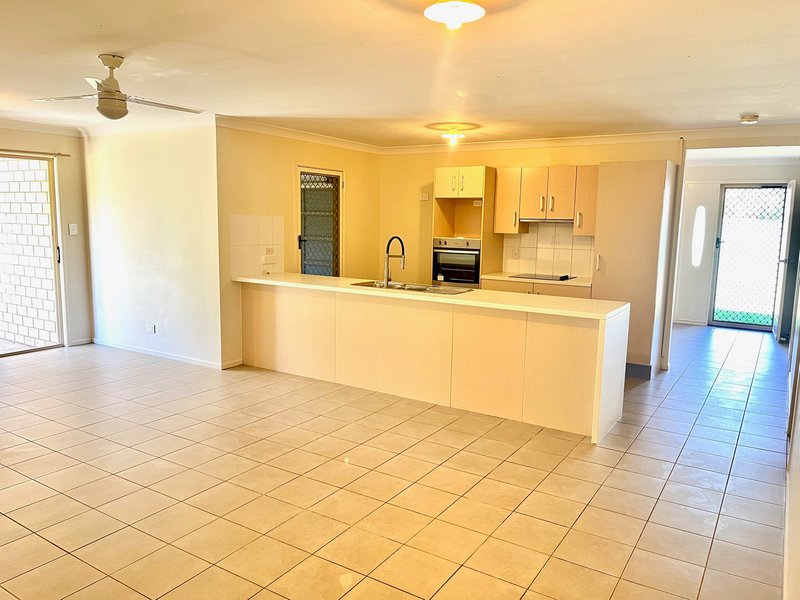 Photo - 17 Kenross Close, Gleneagle QLD 4285 - Image 2