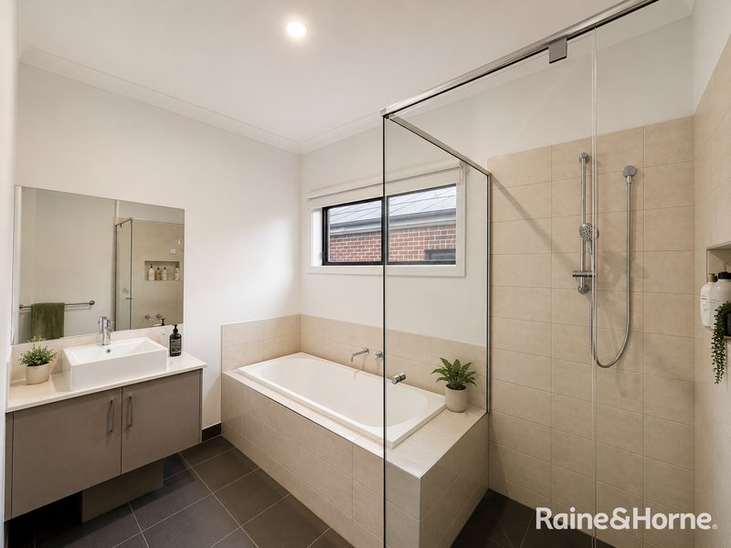 Photo - 17 Kenyan Avenue, Clyde VIC 3978 - Image 10