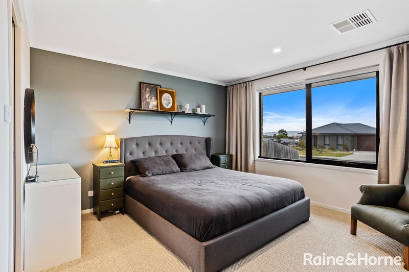 Photo - 17 Kingsgate Circle, Huntingfield TAS 7055 - Image 9