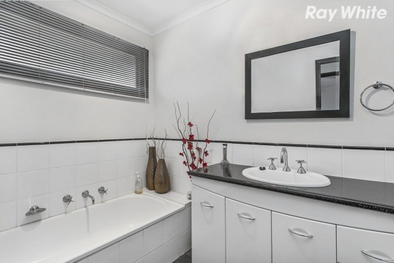 Photo - 17 Kooyong Close, Hampton Park VIC 3976 - Image 4