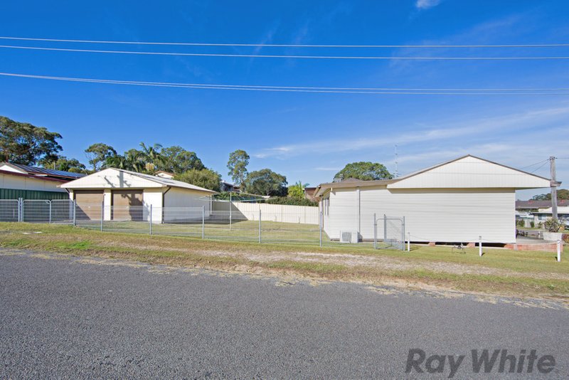 Photo - 17 Laelana Avenue, Budgewoi NSW 2262 - Image 2