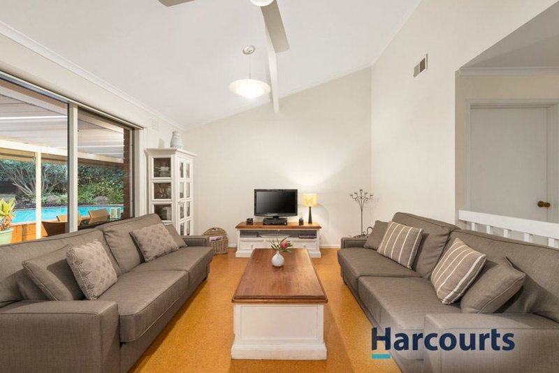 Photo - 17 Landsdale Crescent, Wantirna South VIC 3152 - Image 5