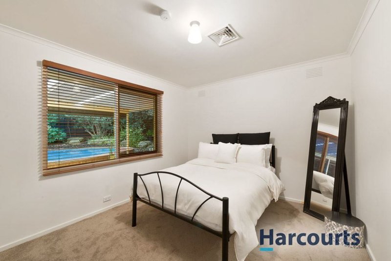 Photo - 17 Landsdale Crescent, Wantirna South VIC 3152 - Image 9