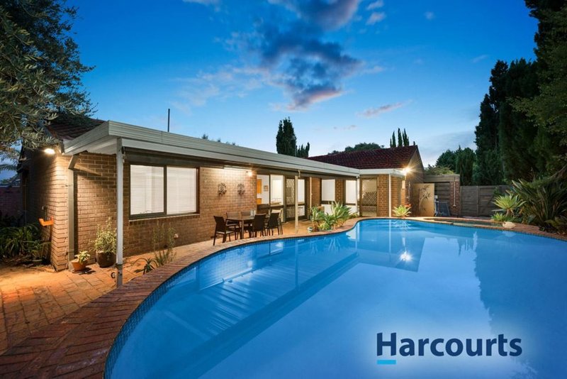 Photo - 17 Landsdale Crescent, Wantirna South VIC 3152 - Image 12