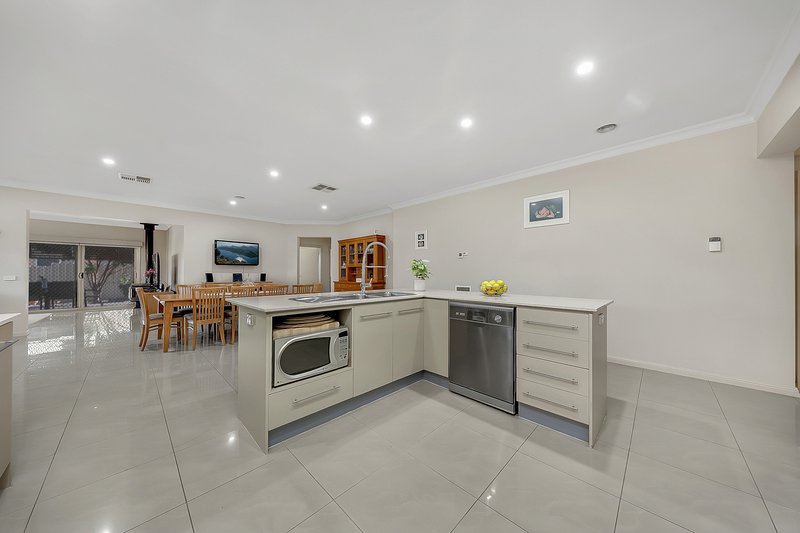 Photo - 17 Lauderdale Drive, Craigieburn VIC 3064 - Image 4