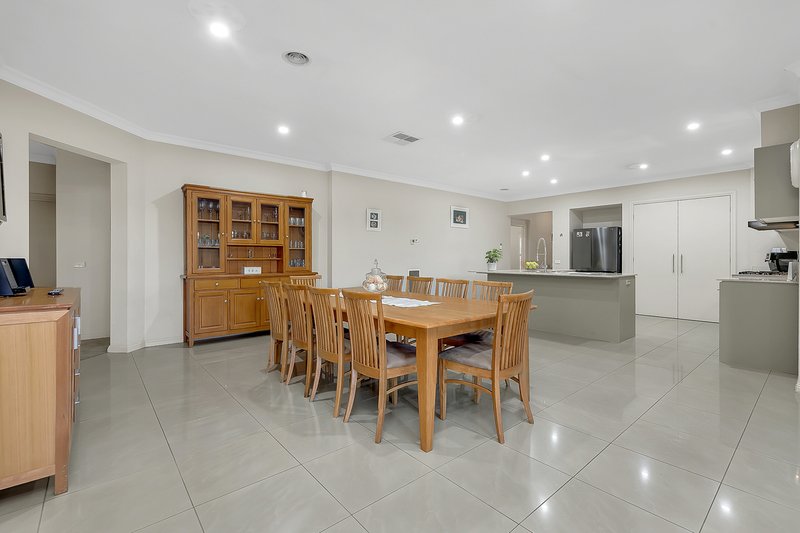 Photo - 17 Lauderdale Drive, Craigieburn VIC 3064 - Image 12