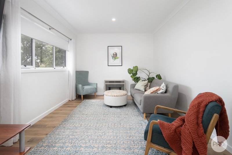 Photo - 17 Linden Avenue, Wendouree VIC 3355 - Image 2